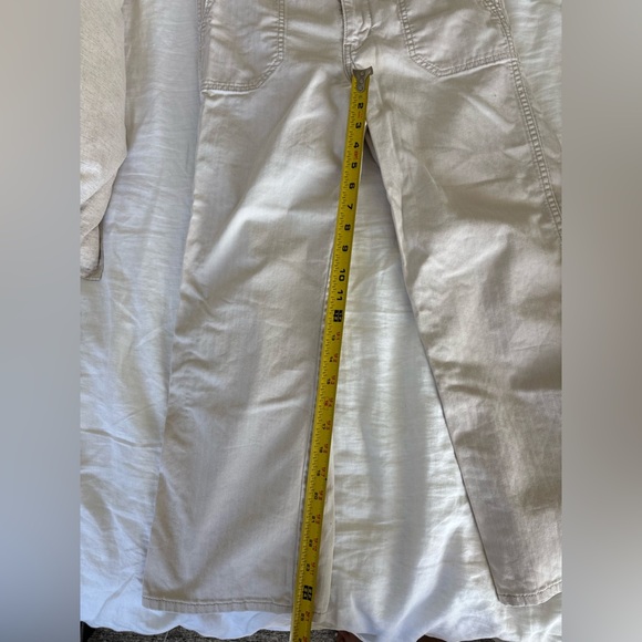 Levi's Women's Light Cream Cropped Everyday Jeans - Picture 10 of 11